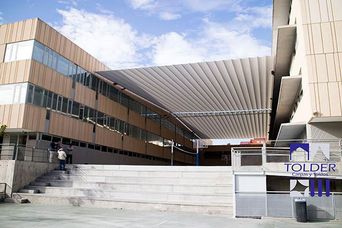 Guadalajara Ventanas toldo plano en la entrada de colegio